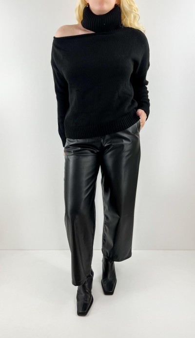 Shoulder detailed black pullover