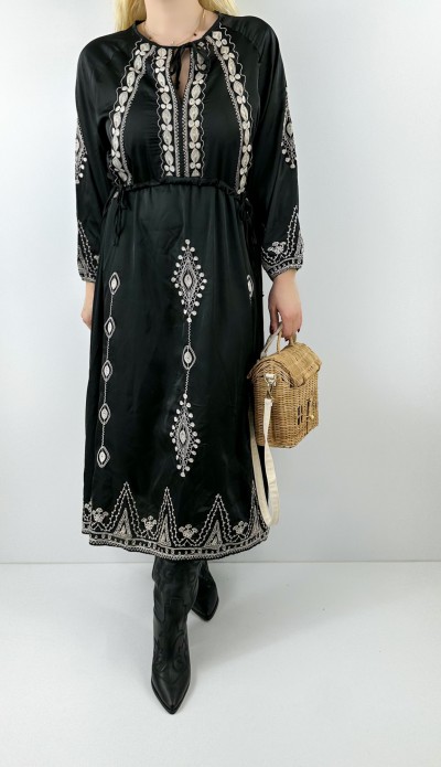 İşleme detaylı siyah saten elbise