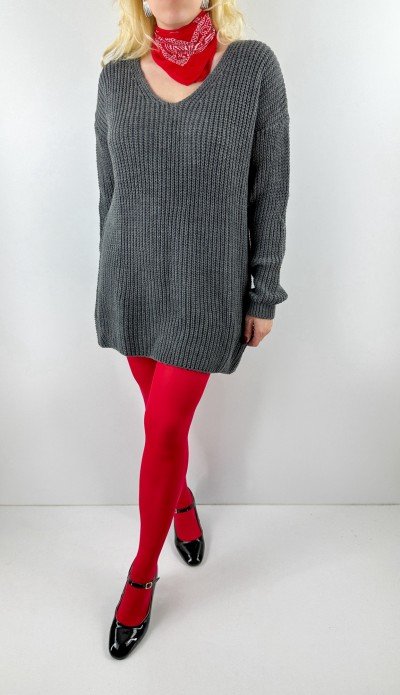 Gri v yaka triko elbise