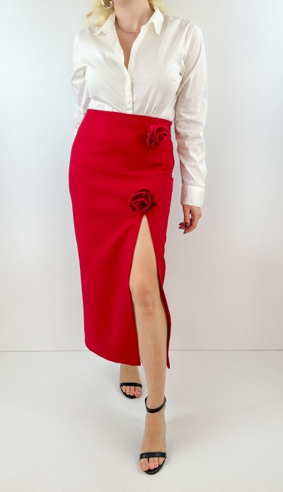 Gül broş detaylı kırmızı kalem etek