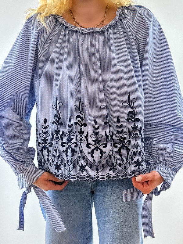 Embroidery detailed blue shirt