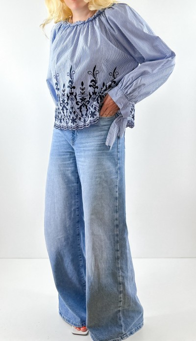 Embroidery detailed blue shirt