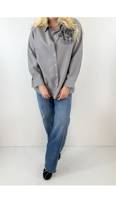 Çiçek broşlu çizgili gömlek