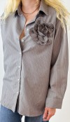 Flower brooch detailed shirt