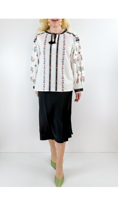 Kanaviçe işlemeli beyaz bluz