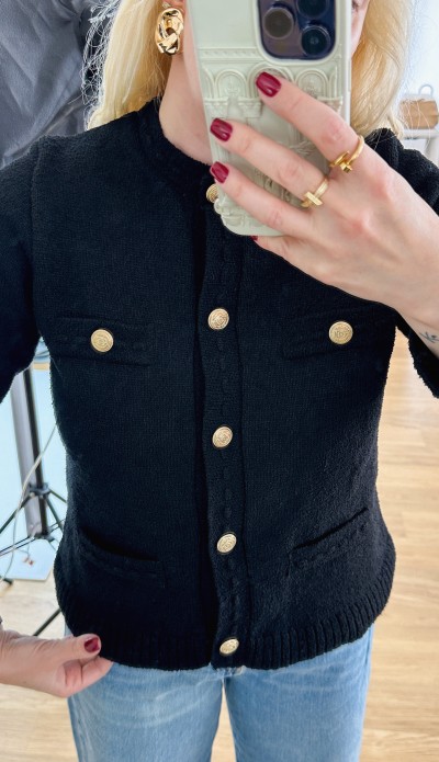 Altın düğmeli siyah hırka