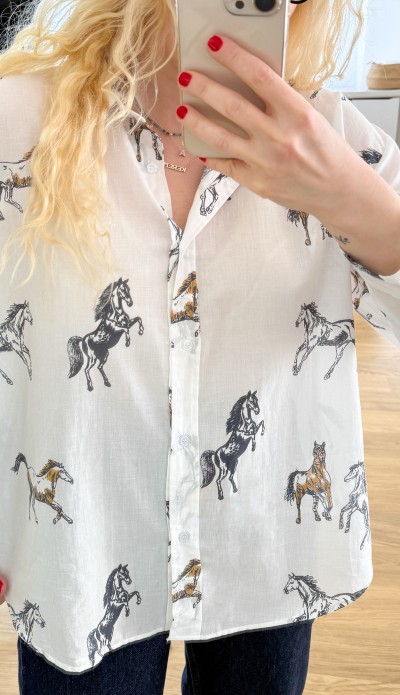 At desenli pamuklu beyaz gömlek