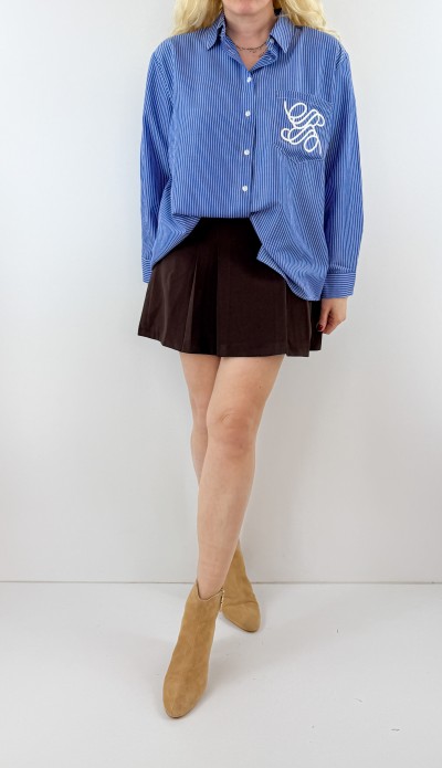 Nakış detaylı beyaz çizgili mavi gömlek