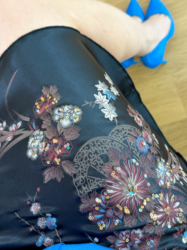 Özel tasarım işlemeli saten etek