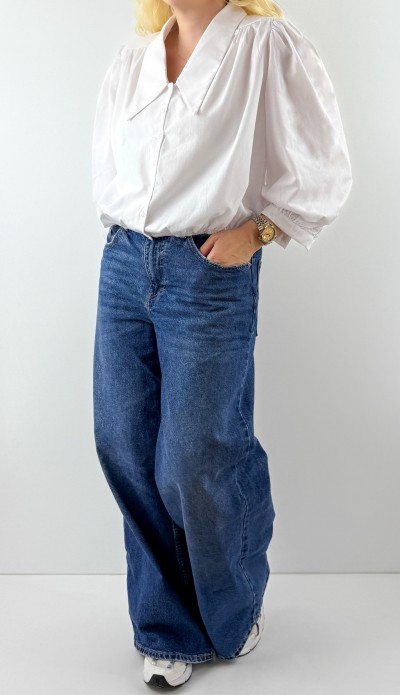 Geniş yakalı beyaz gömlek