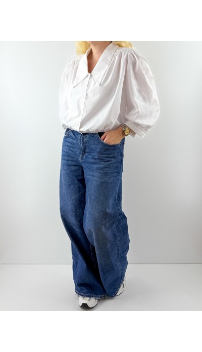 Geniş yakalı beyaz gömlek