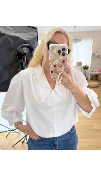 Geniş yakalı beyaz gömlek