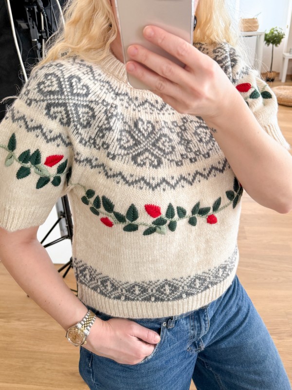 İşleme ve nakış detaylı tasarım kazak