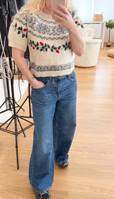 İşleme ve nakış detaylı tasarım kazak