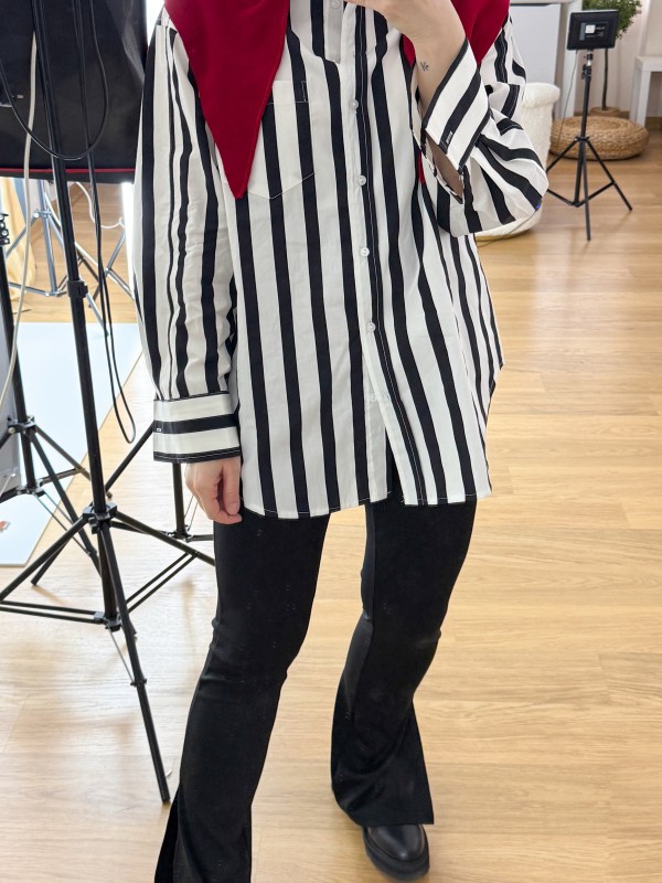 Siyah çizgili beyaz oversize gömlek