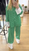 Beyaz çizgili yeşil gömlek pantolon takım