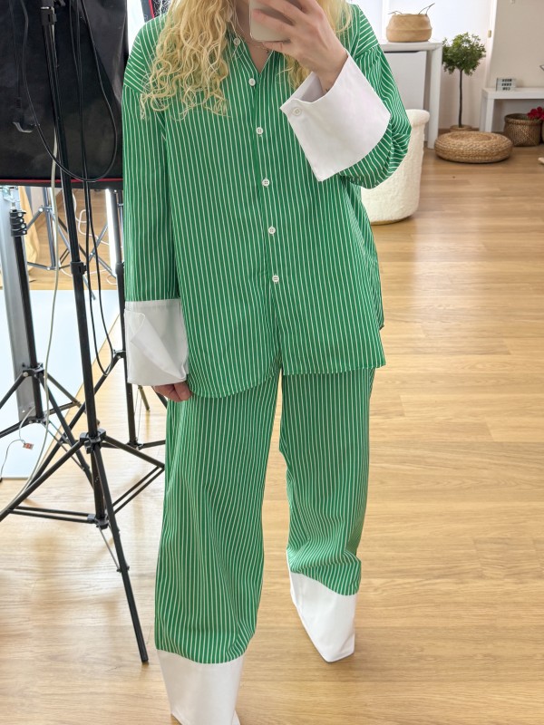 Beyaz çizgili yeşil gömlek pantolon takım