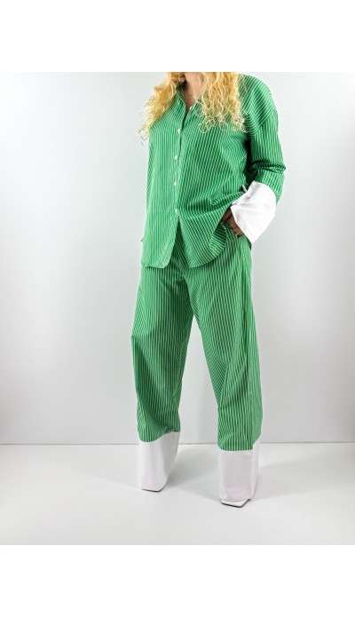 Beyaz çizgili yeşil gömlek pantolon takım
