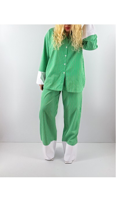 Beyaz çizgili yeşil gömlek pantolon takım