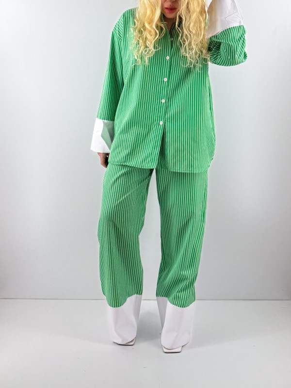 Beyaz çizgili yeşil gömlek pantolon takım