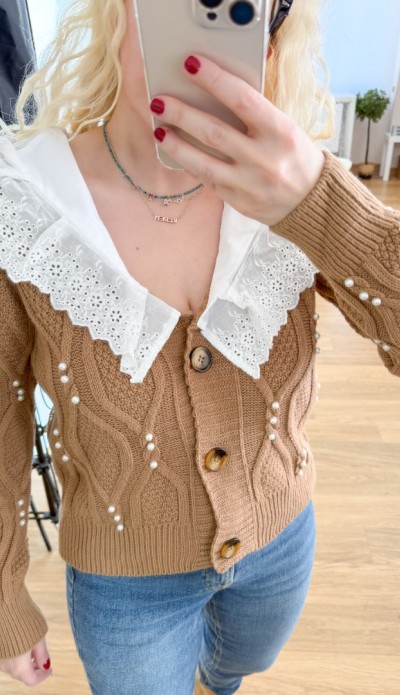 Yaka detaylı inci işlemeli hırka