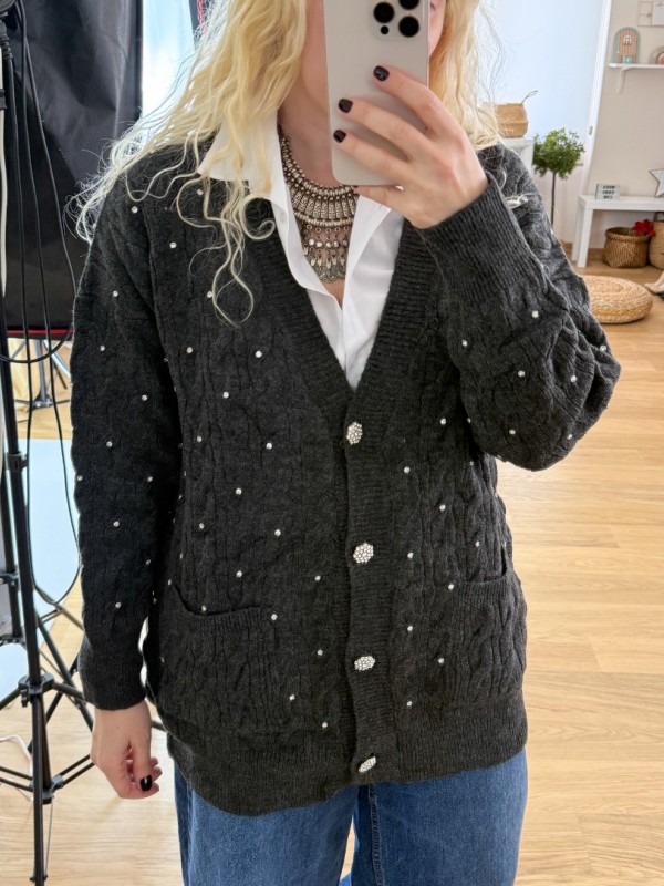 Taş düğmeli ve taş işlemeli gri tasarım hırka