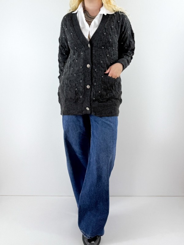 Taş düğmeli ve taş işlemeli gri tasarım hırka