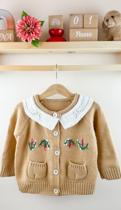 Nakış işlemeli kahverengi kız bebek hırka