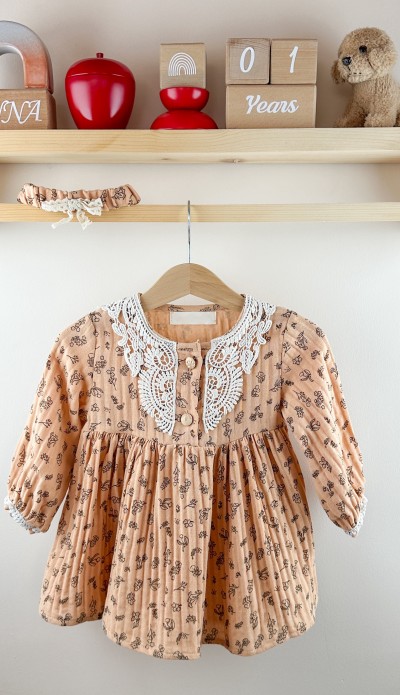 Yakası ve manşetleri fisto detaylı müslin kız bebek elbise