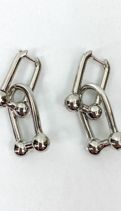 Birbirine geçme gümüş rengi tasarım küpe