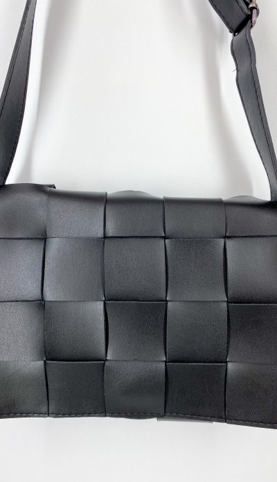 Siyah örgü detaylı çanta