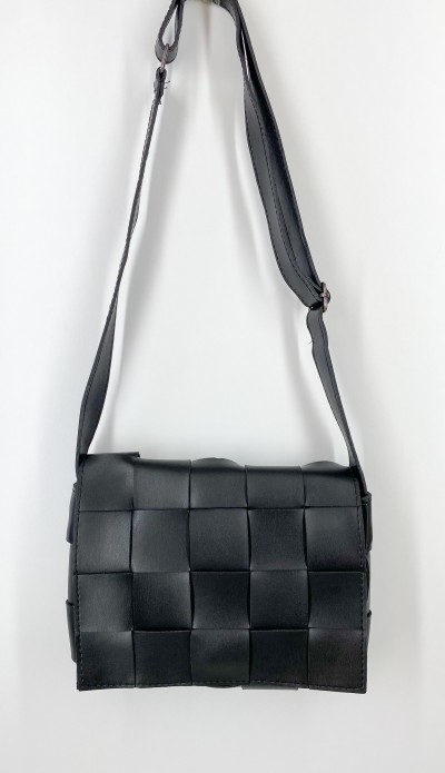 Siyah örgü detaylı çanta