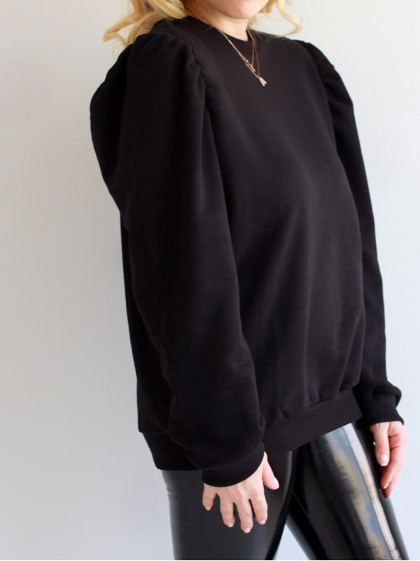 Shoulders frilled black sweatshirt