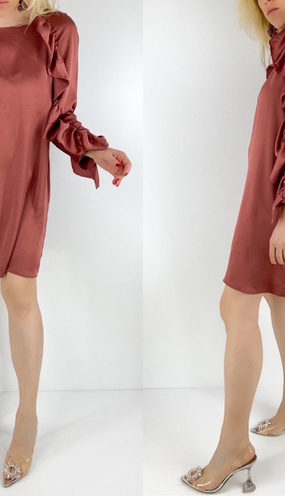 Kolları volanlı saten elbise