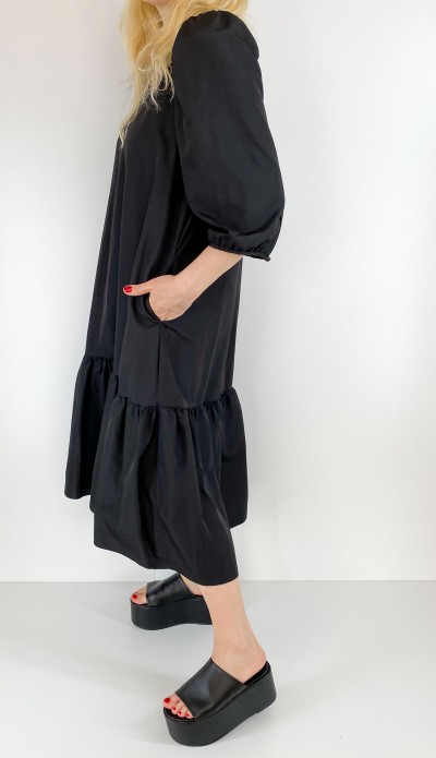 Siyah tafta volanlı elbise