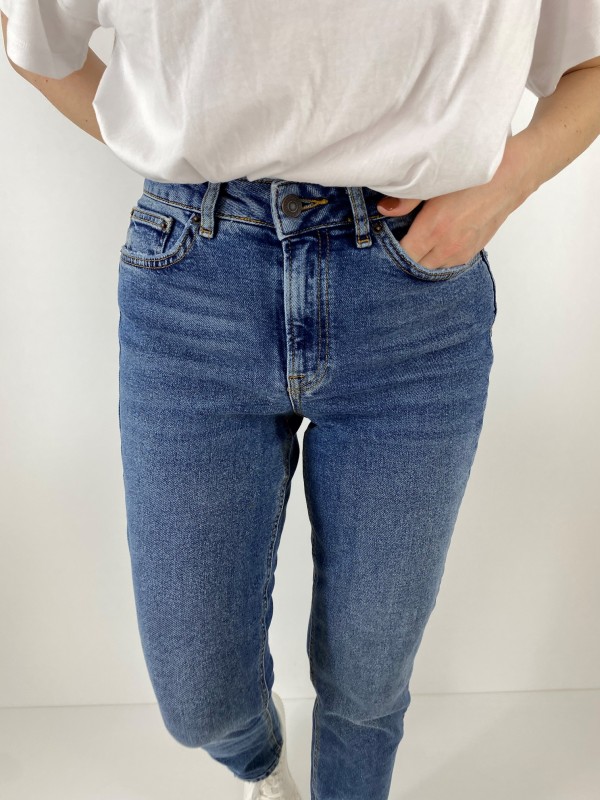 High waisted slim jeans