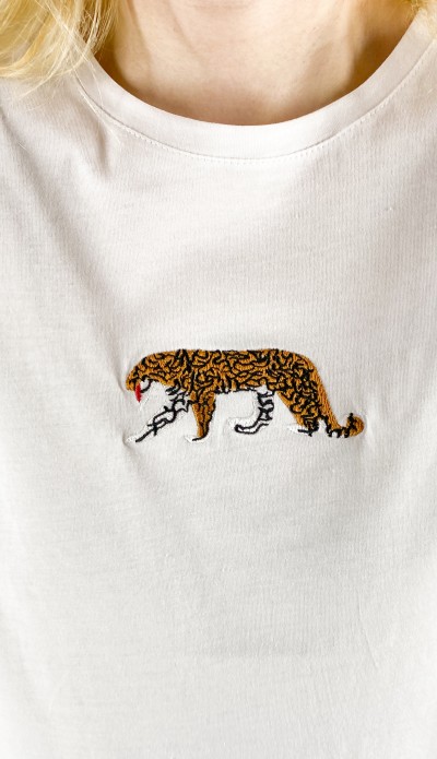 Kaplan işlemeli beyaz t-shirt