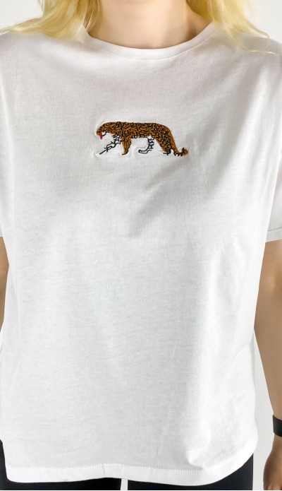 Kaplan işlemeli beyaz t-shirt