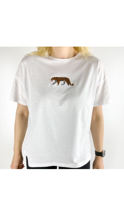 Kaplan işlemeli beyaz t-shirt