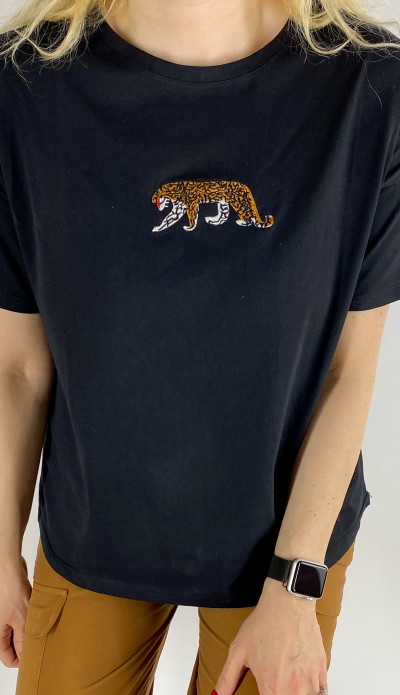 Kaplan işlemeli siyah t-shirt