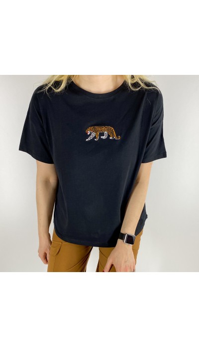 Kaplan işlemeli siyah t-shirt