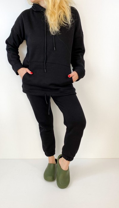 Siyah kapşonlu eşofman takım