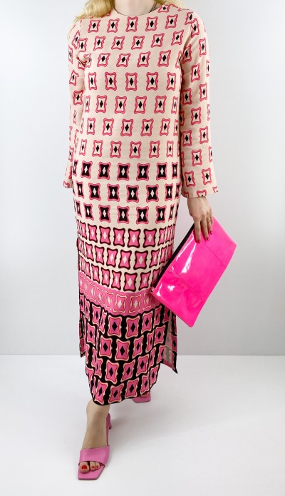 Geometrik desen keten yırtmaçlı elbise