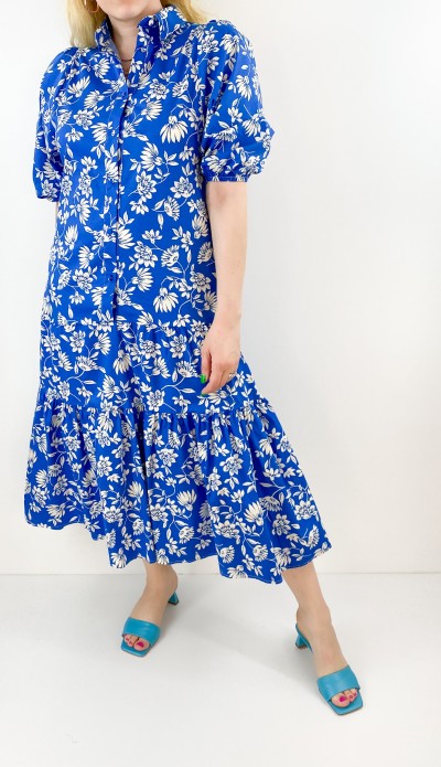 Mavi üstü beyaz çiçek desenli elbise 