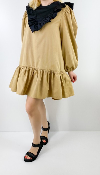 Yaka detaylı volanlı tasarım elbise