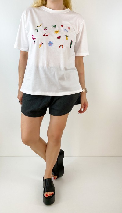 İşleme detaylı beyaz pamuklu tişört