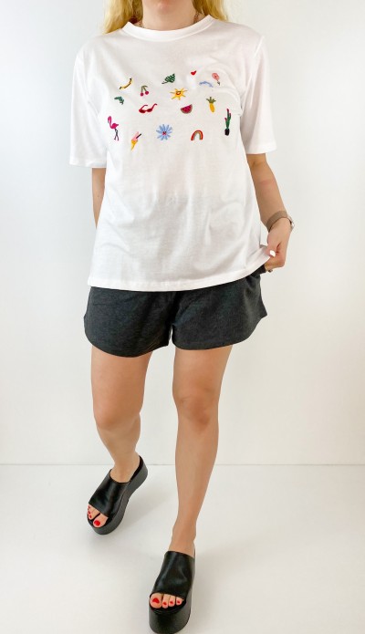 İşleme detaylı beyaz pamuklu tişört