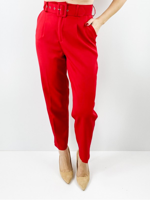 Belt detailed red carrot pants