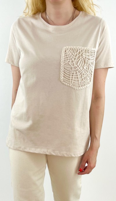 Cep kroşe detaylı krem renk tişört