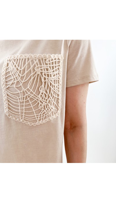 Cep kroşe detaylı krem renk tişört